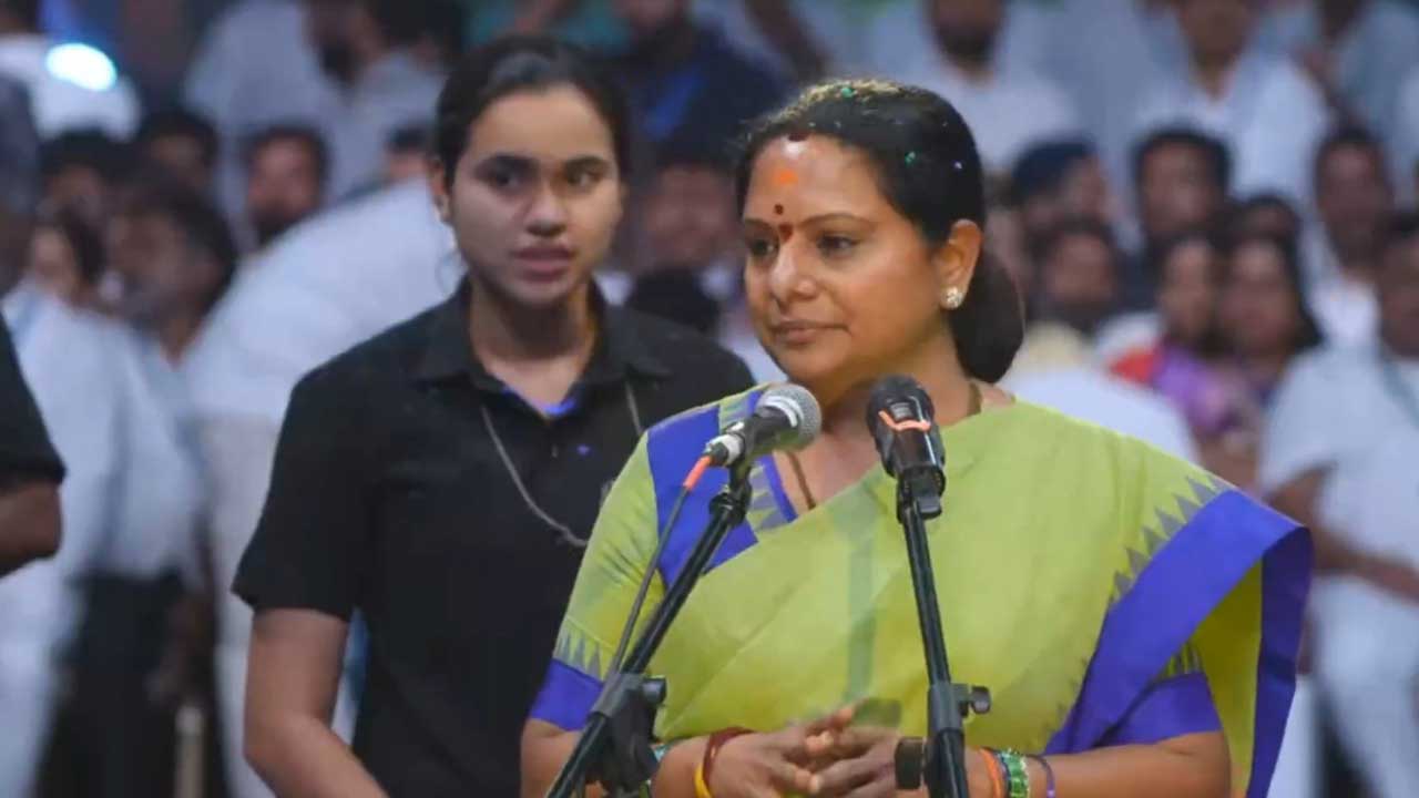 Kavitha Criticizes KCR