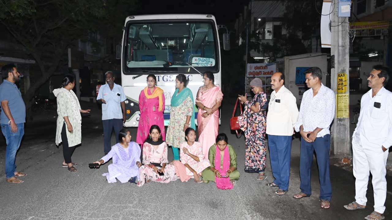 RTC JAC protest | బస్సుల అడ్డగింత.. మహిళా కండక్టర్ల బైఠాయింపు!