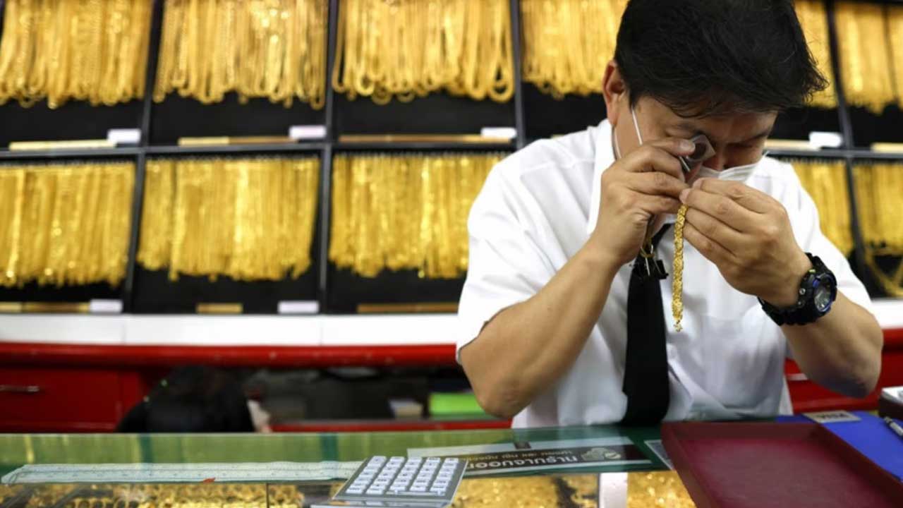 Gold Traders Tension