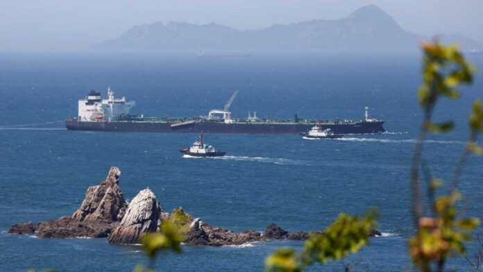 Oil Tankers in Hormuz 