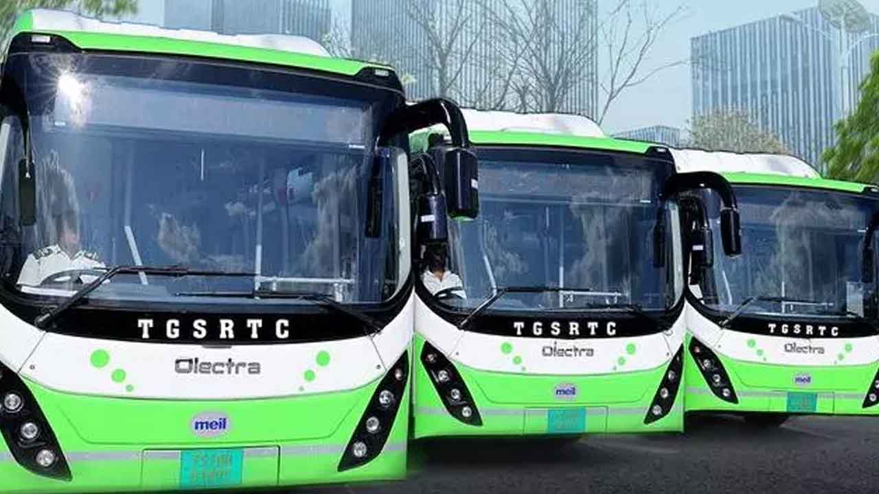 Nizamabad Electric Bus | సాంకేతిక లోపంతో ఆగిన ఎలక్ట్రిక్ బస్సు.. సీపీ ఆఫీస్ వద్ద ట్రాఫిక్జాం 2 Nizamabad Electric Bus