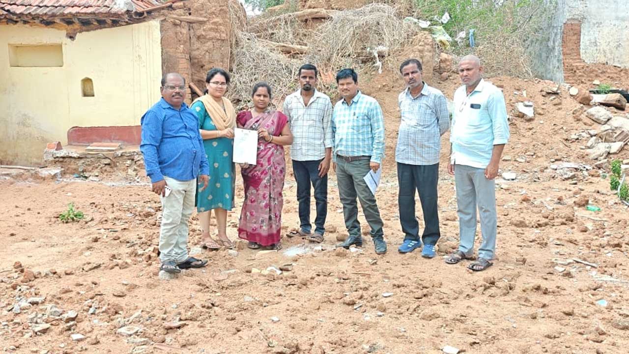 Indiramma house | ఇందిరమ్మ ఇల్లు కోసం కలెక్టరేట్కు పాదయాత్ర.. స్వయంగా ముగ్గు పోసిన అడిషనల్ కలెక్టర్ 2 Indiramma house