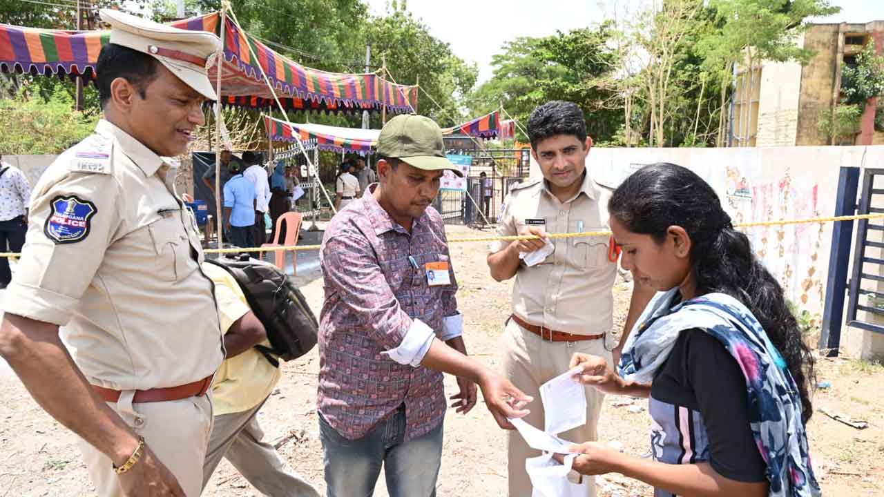 NEET Exam | 'నీట్'కు నలుగురు విద్యార్థులు ఆలస్యం.. ప్రాధేయపడ్డా అనుమతించని అధికారులు 2 NEET Exam