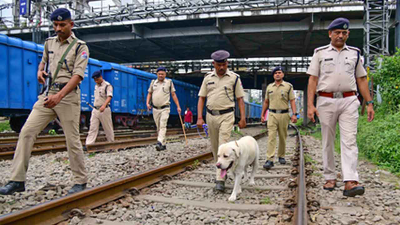 Train Robbery Attempt | రైలులో దోపిడీ దొంగల బీభత్సం.. కాల్పులు జరిపిన పోలీసులు 2 Train Robbery Attempt