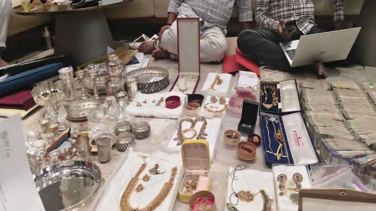 Mohan Naik ACB Raid | ఈఎన్సీ మోహన్ నాయక్ ఇంట్లో ఏసీబీ రైడ్స్.. 100 కోట్ల పైచిలుకు ఆస్తులు? 2 acb.1
