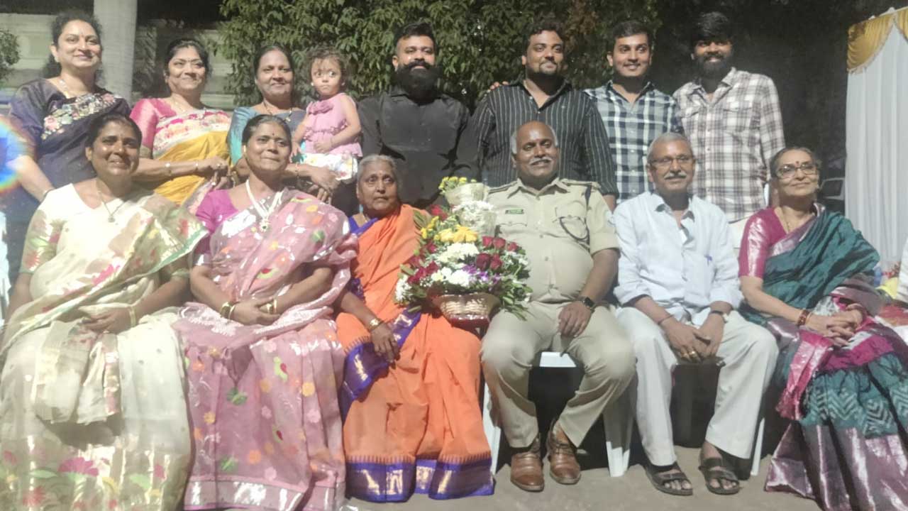 MVI Ravinder Reddy | ఉద్యోగ విమరణ పొందిన ఎంవీఐ రవీందర్ రెడ్డికి ఘనంగా వీడ్కోలు 2 akshara today .jpgMVI Uppa