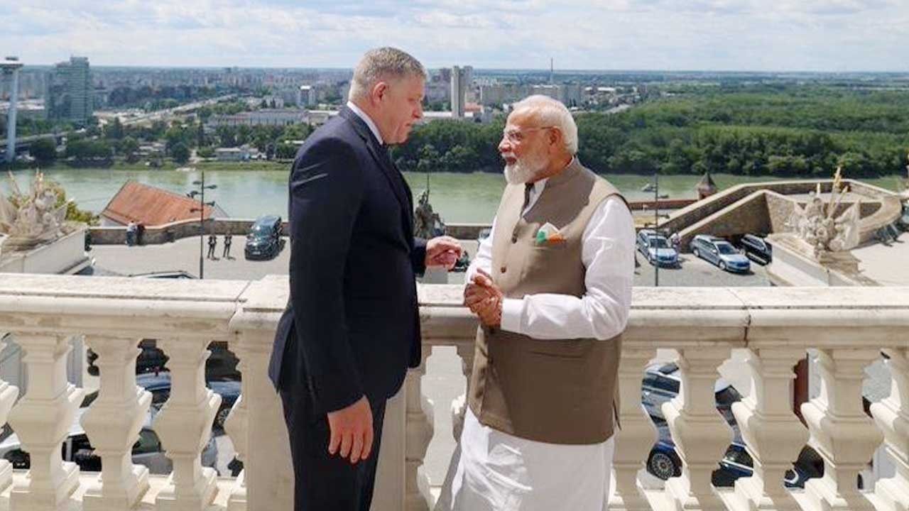 akshara today 1 1.jpg modi 1