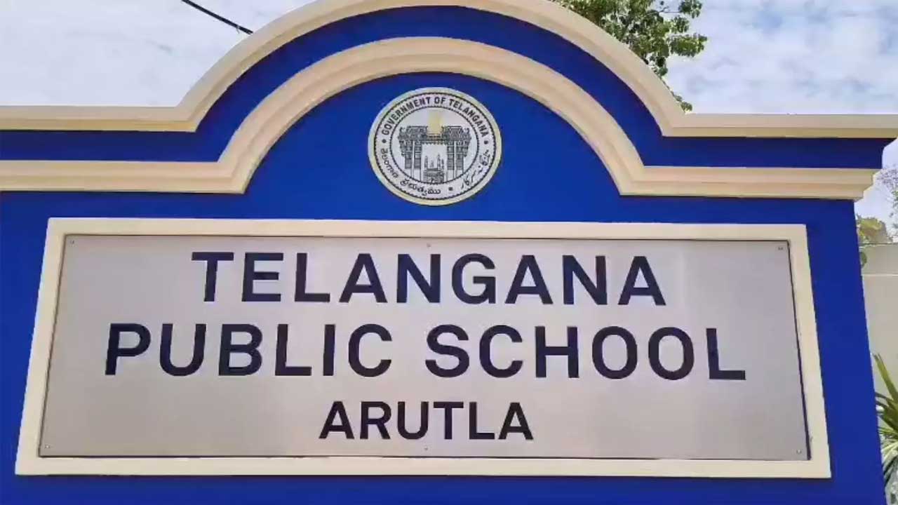 Telangana Public School | ఆరుట్లలో పబ్లిక్ స్కూల్ ప్రారంభం.. విద్యార్థులతో ఫుట్బాల్ ఆడిన సీఎం 2 arutla.1