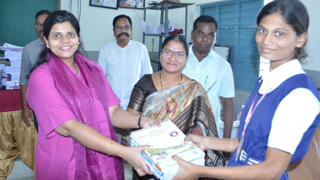 Government Schools | ప్రైవేటుకు ధీటుగా ప్రభుత్వ పాఠశాలలు..: కలెక్టర్ ఇలా త్రిపాఠి 4 coll2 1