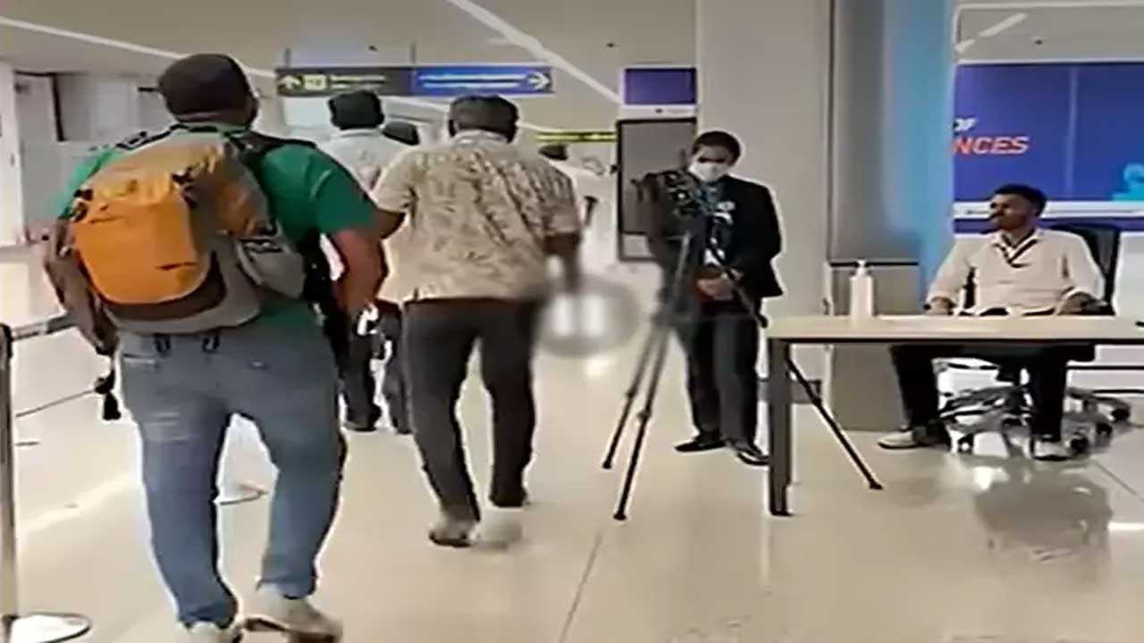 Ebola Alert Hyderabad | శంషాబాద్లో ఎబోలా లక్షణాలతో వ్యక్తి గుర్తింపు.. గాంధీకి తరలింపు 3 ebola 2