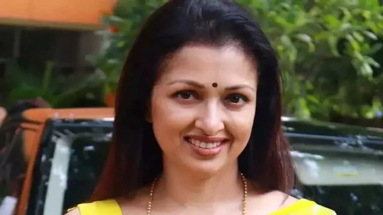 Gautami AIADMK Resignation