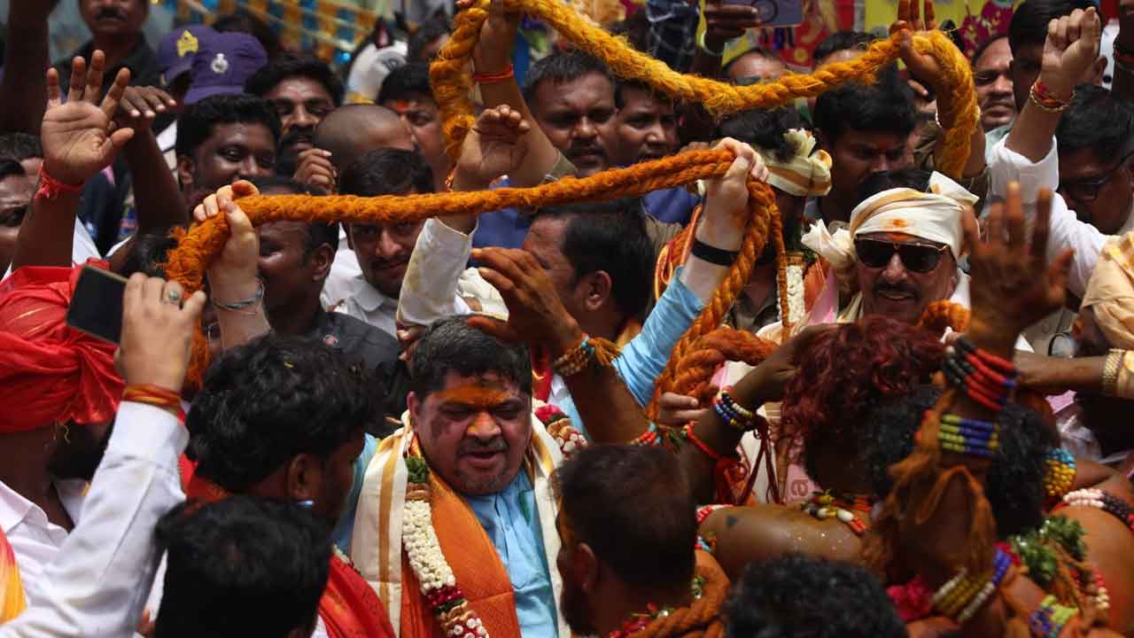 Golconda Bonalu 2026 | గోల్కొండలో బోనాల సందడి.. అమ్మవారి దర్శనానికి పోటెత్తిన భక్తులు 2 Golconda Bonalu 2026