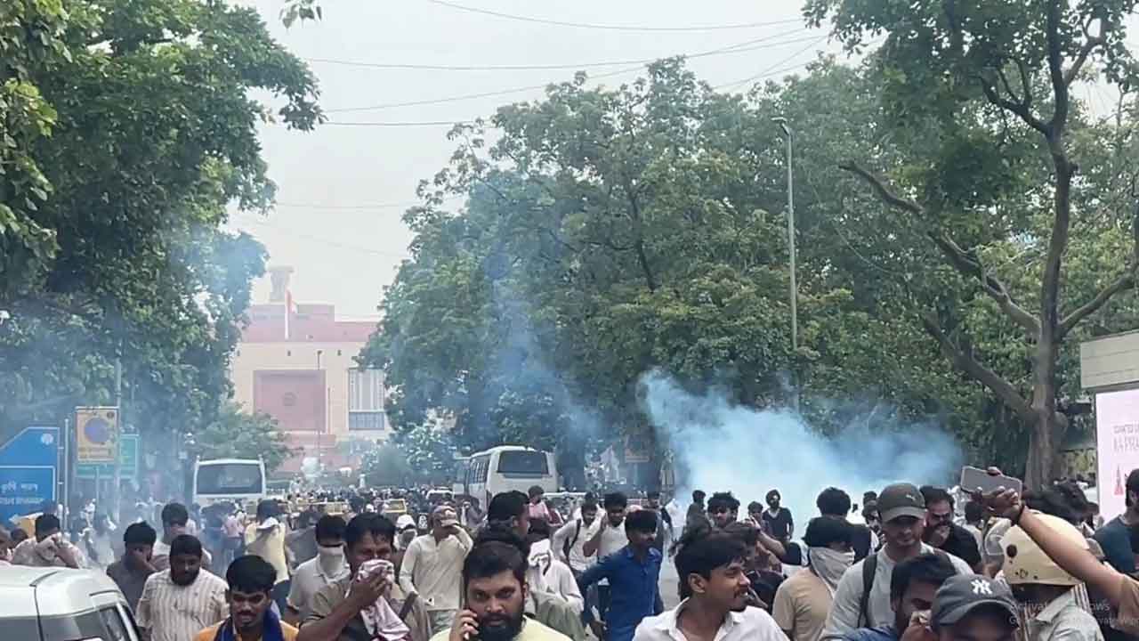 Parliament Protest Clash | పార్లమెంట్ దగ్గర ఉద్రిక్తత.. నిరసనకారులపై టియర్ గ్యాస్ ప్రయోగం 2 Parliament Protest Clash