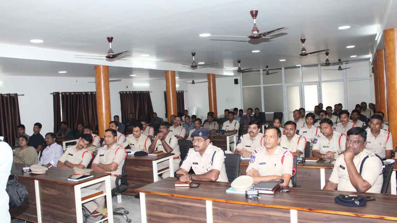 Police Duty Meet | విధుల్లో రాణించాలంటే వృత్తి నైపుణ్యం అవసరం : సీపీ సాయిచైతన్య 2 Police Duty Meet