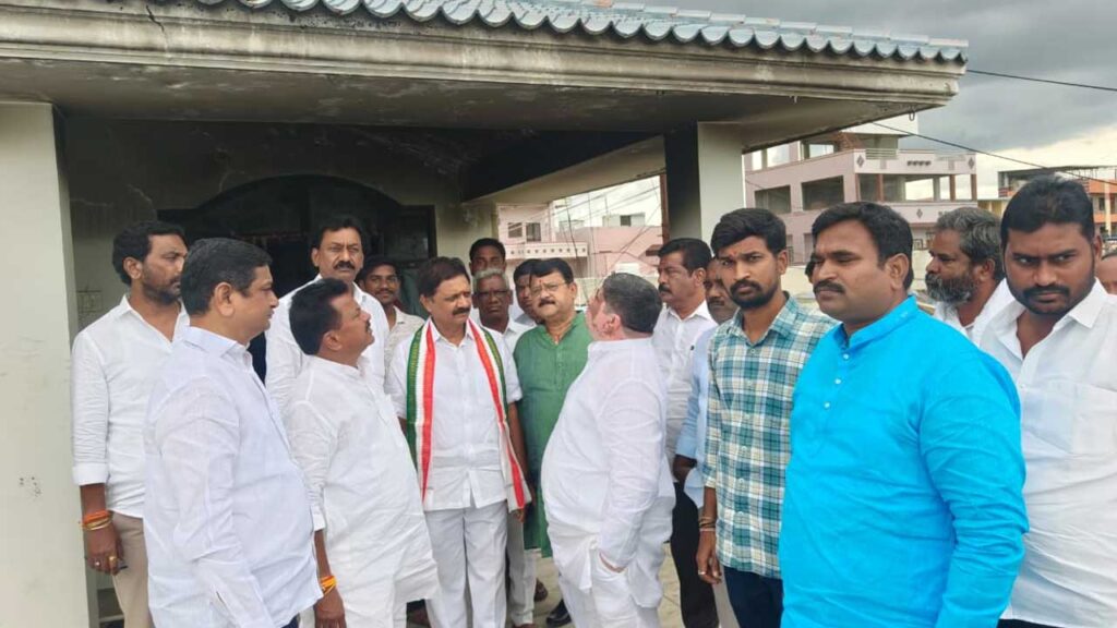 Ponnam Prabhakar Visit | గడుగు గంగాధర్ను పరామర్శించిన మంత్రి పొన్నం ప్రభాకర్.. 2 gadugu1