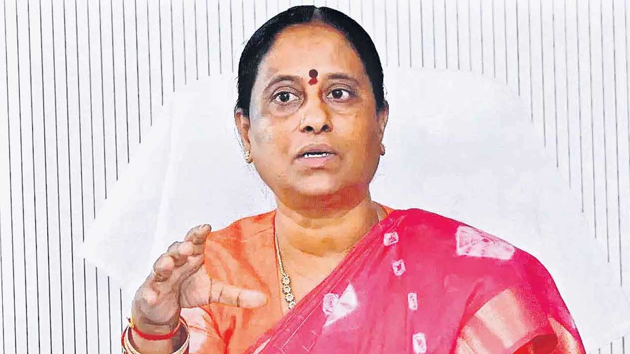 Konda Surekha Show Cause