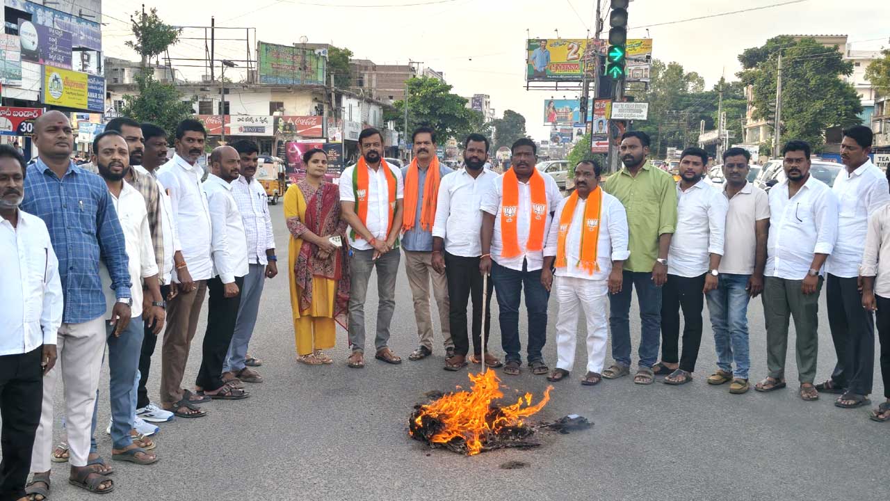 Kharge Effigy Burned |