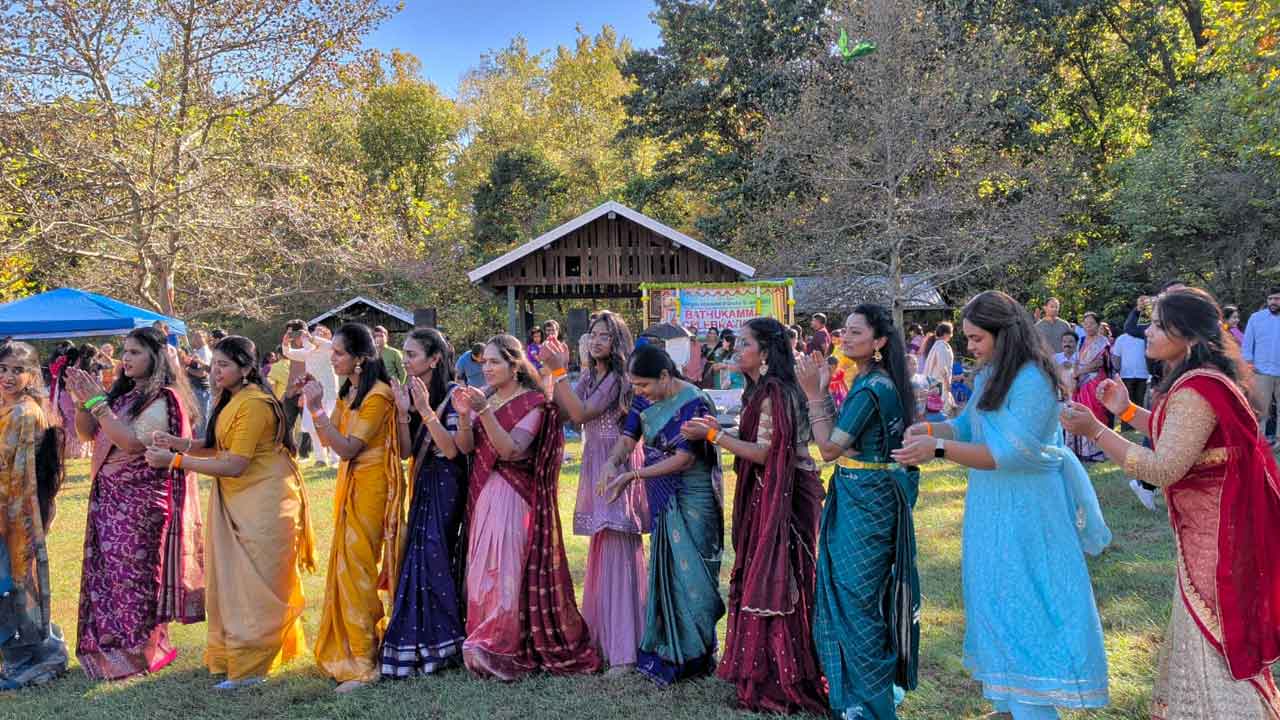 Bathukamma Celebrations | ఖండాంతరాలు దాటిన బతుకమ్మ వైభవం.. సెయింట్ లూయిస్లో ఘనంగా సంబరం 2 Bathukamma Celebrations
