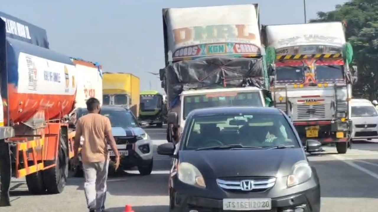 Dal Truck Accident | జాతీయ రహదారిపై పప్పు లారీ బోల్తా.. డ్రైవర్కు స్వల్పగాయాలు 2 Dal Truck Accident
